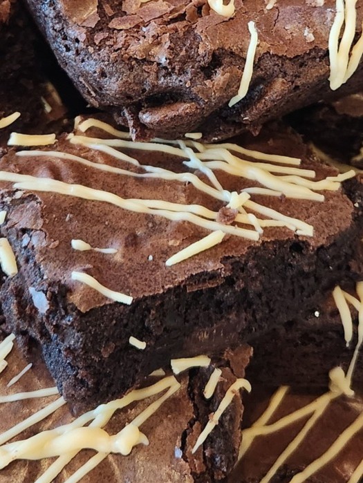 Brownies white chocolate drizzle